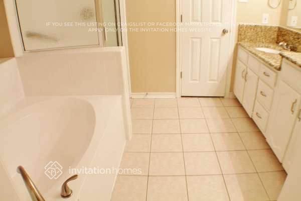 Building Photo - 1633 Summers Dr