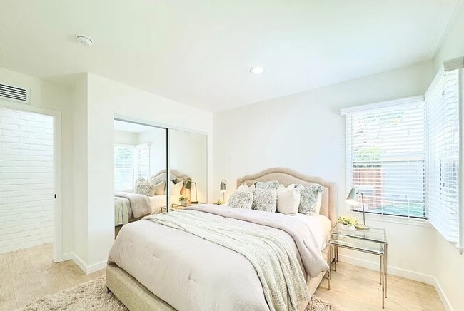 Building Photo - 20323 Lorne St