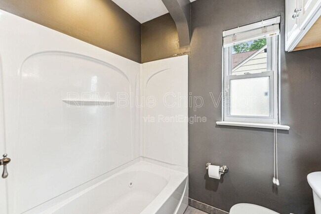 Building Photo - 3331 Ameliamont Ave