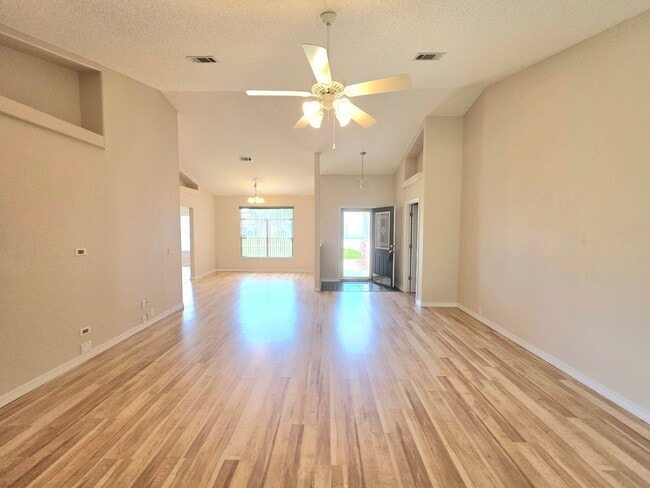 Building Photo - 3 Bedroom Home Near NAS Pensacola