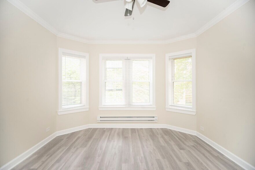 Building Photo - 655 W Roscoe St