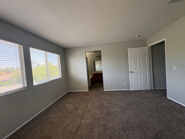 Building Photo - 4 Bedroom with NEW Carpet & Paint