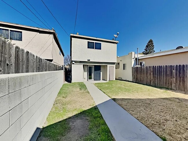 Building Photo - 121 E 67th Way