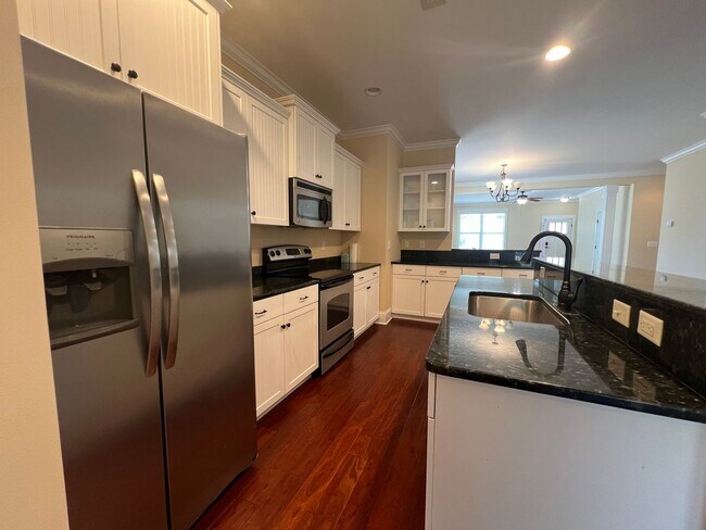 Building Photo - Absolutely Adorable!