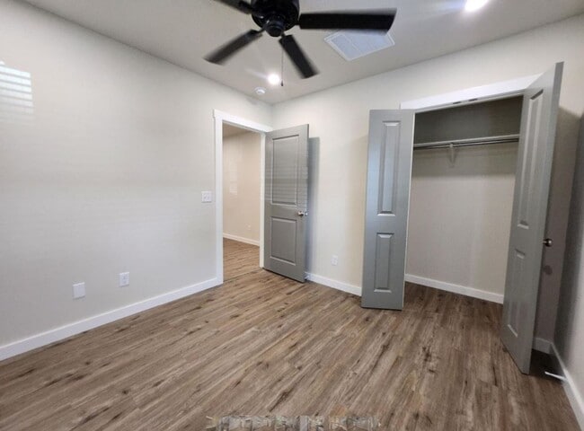 Building Photo - FOR LEASE!!