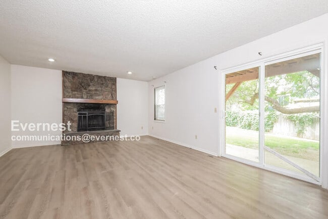 Building Photo - 144 Willow Pl S