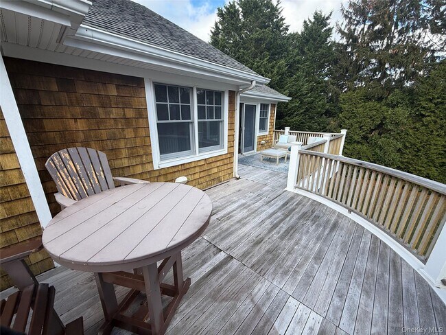 Building Photo - 2465 Fairway Dr