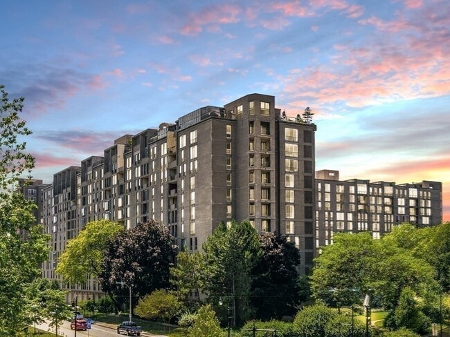 Building Photo - 99 Pond Ave