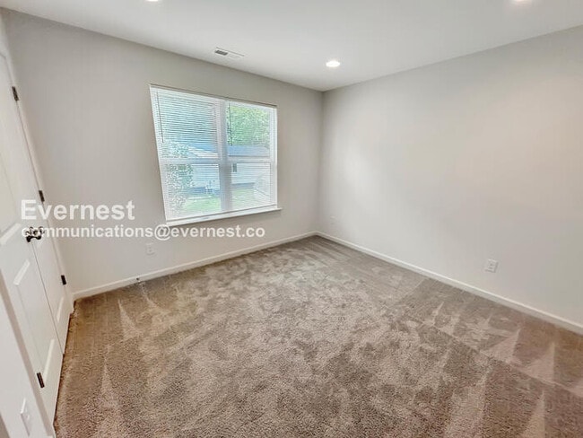 Building Photo - 3 Bed/2.5 Bath Townhome with Garage / Pet-Friendly / Vouchers Accepted / Available Now!