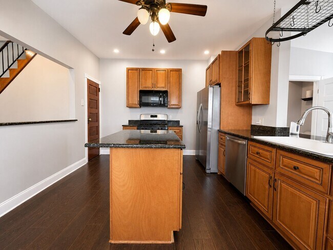Building Photo - Charming Manayunk Rowhome with Private Yard & Front Porch Near Main Street