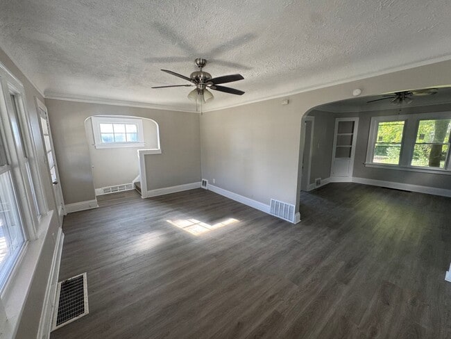 Building Photo - Charming 3-Bedroom Property in Prime Location
