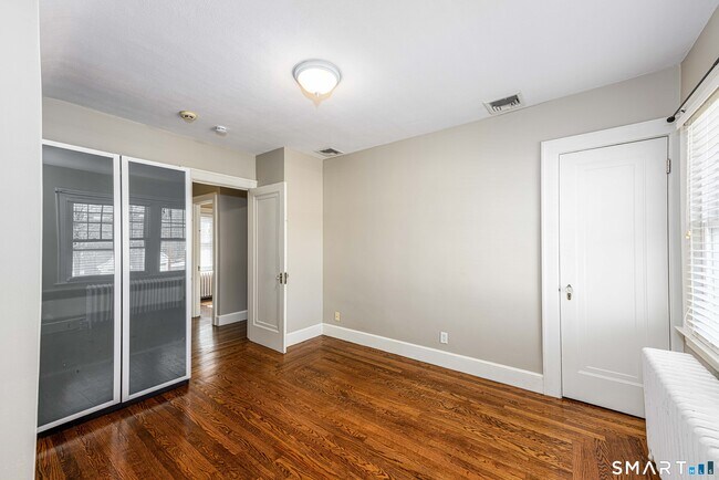 Building Photo - 186 School St