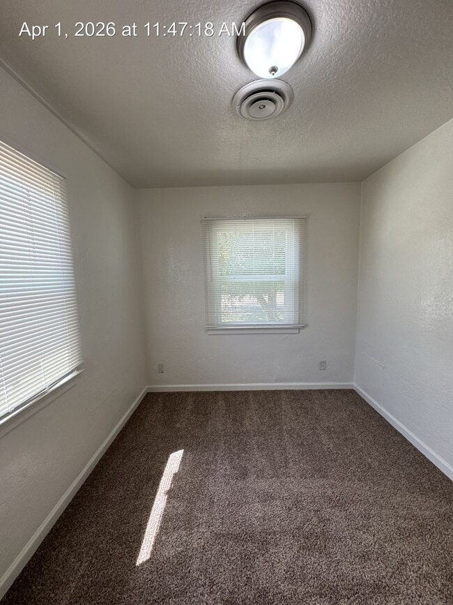 Building Photo - Country Home located in Tulare Available Now!!