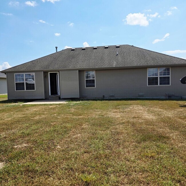 Building Photo - Charming 3-Bedroom Home in a Quiet Subdivi...