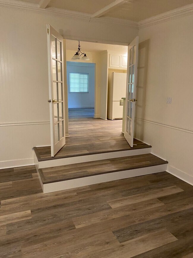 Building Photo - Located near downtown! Updated 3bed/2bath home with large family room/Rec room and side RV parking