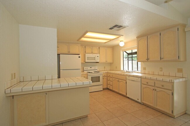 Building Photo - 78615 Bottlebrush Dr