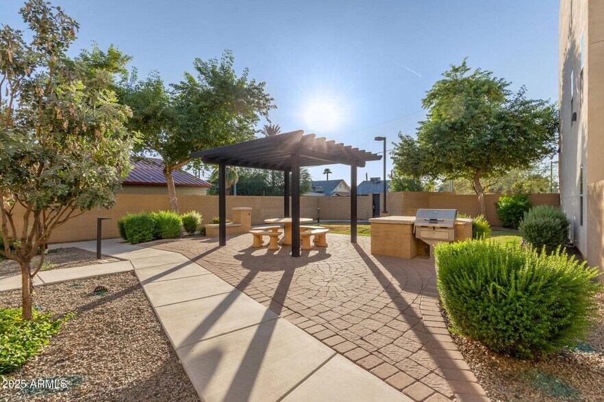 Building Photo - 820 N 8th Ave