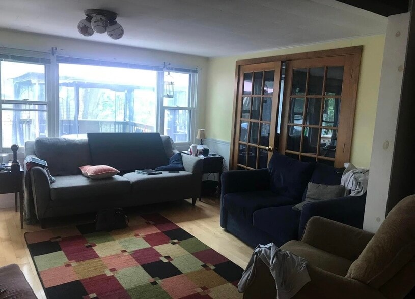 Living room - 11 Sunrise Ave
