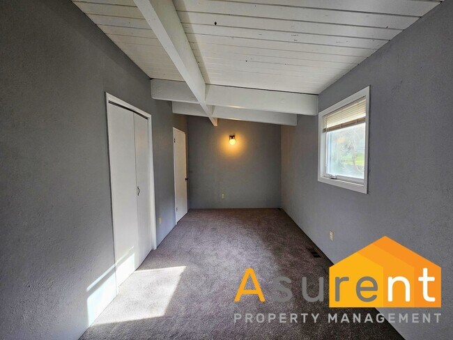 Building Photo - Stunning Home located in the picturesque Ashland