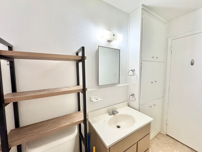 Building Photo - Charming 2 Bed 1 Bath Duplex - Walk to Sch...