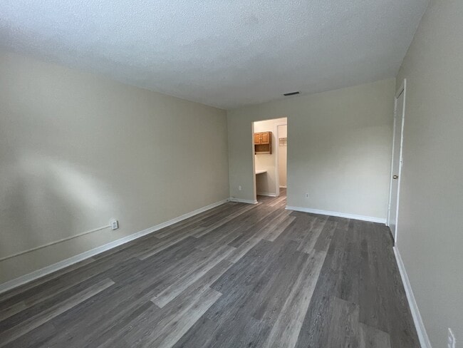 Building Photo - Town House For Rent