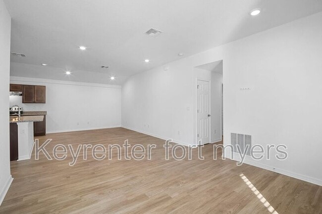 Building Photo - 341 Reeves St