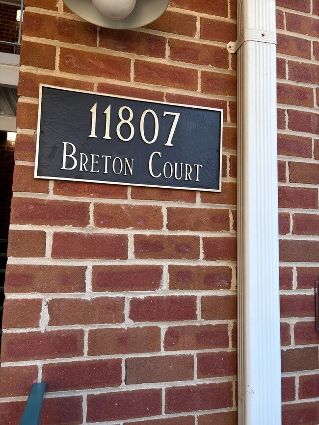 Building Photo - Bright And Cozy 2 Bed 1 Bath Condo With Pa...
