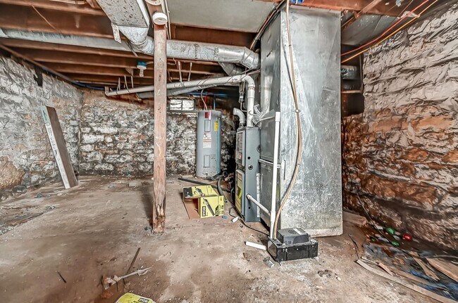 Building Photo - Charming 4 bedroom, 1 bathroom