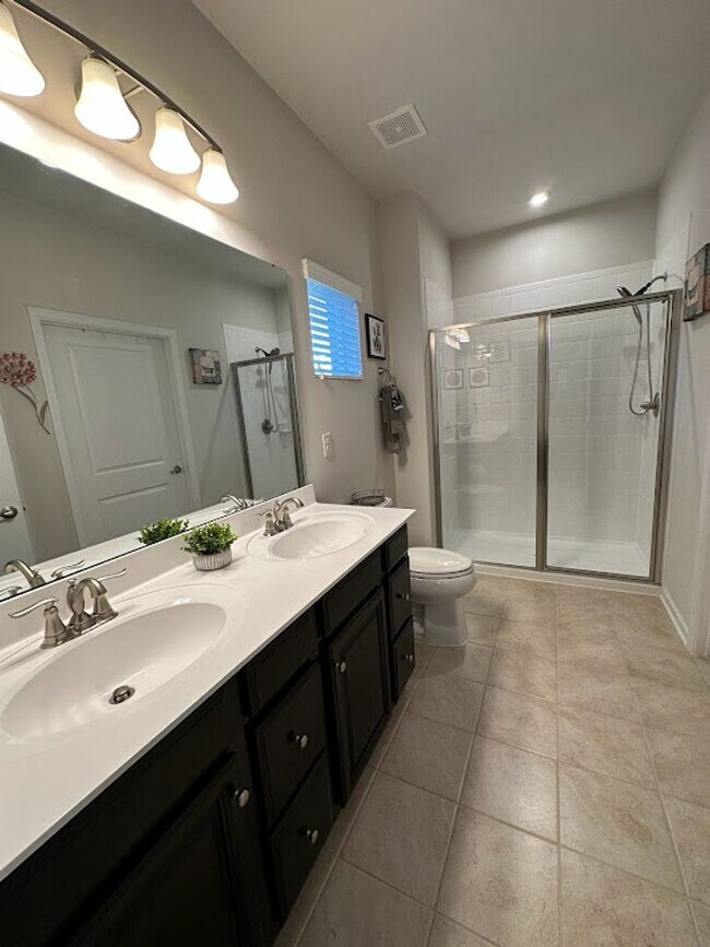 Building Photo - Like New 2018 Built First Floor 3 Bed/2 Ba...