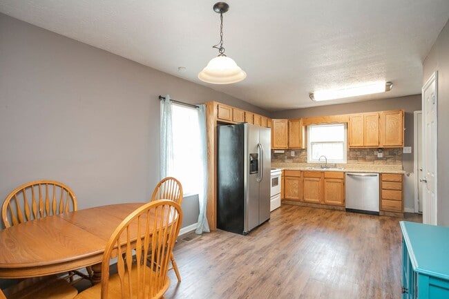 Building Photo - 3 Bed home in Carthage with large basement!
