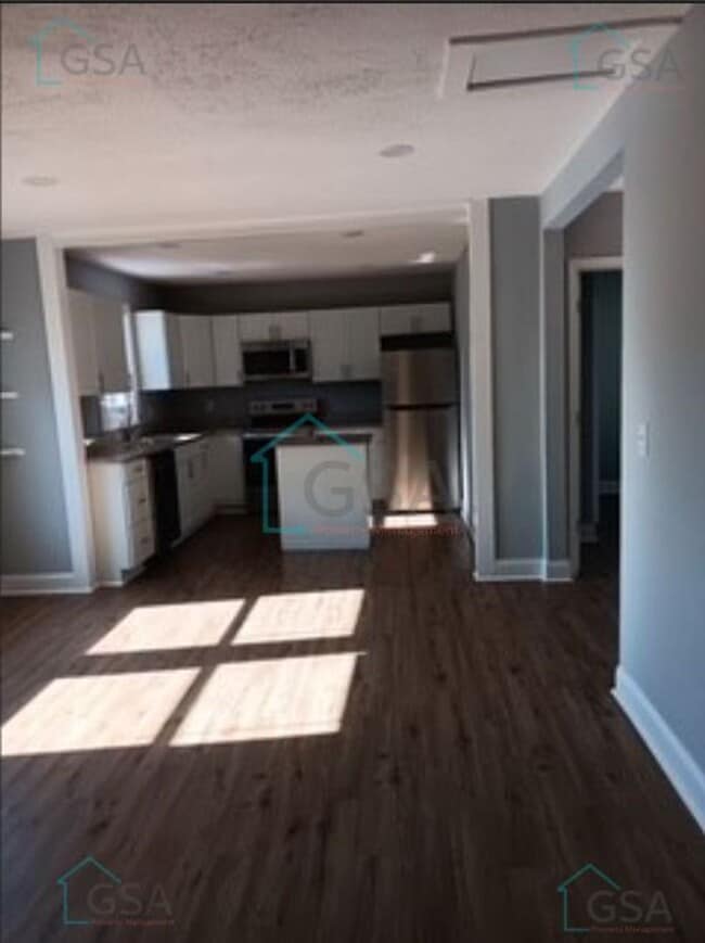 Building Photo - 3 Bedroom 2 Bath Available!