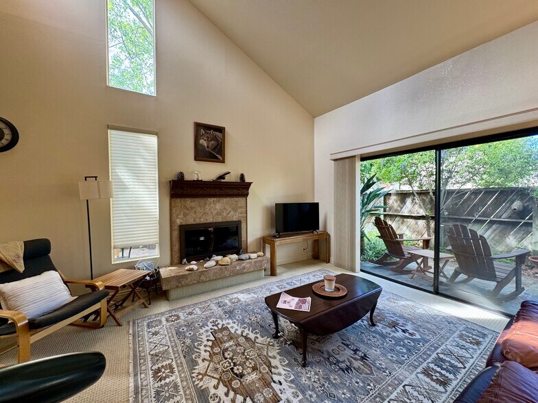 Building Photo - 212 N Carrillo Rd