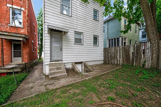 Building Photo - 2334 Stratford Ave