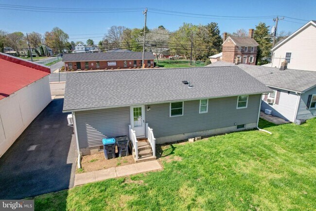 Building Photo - 206 N Main St