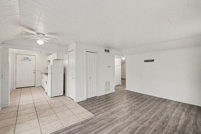 Building Photo - 8009 E Bristol Rd