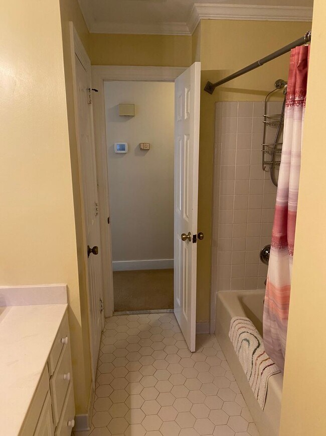 Building Photo - 3 Bedroom 3 Bath Brick Ranch