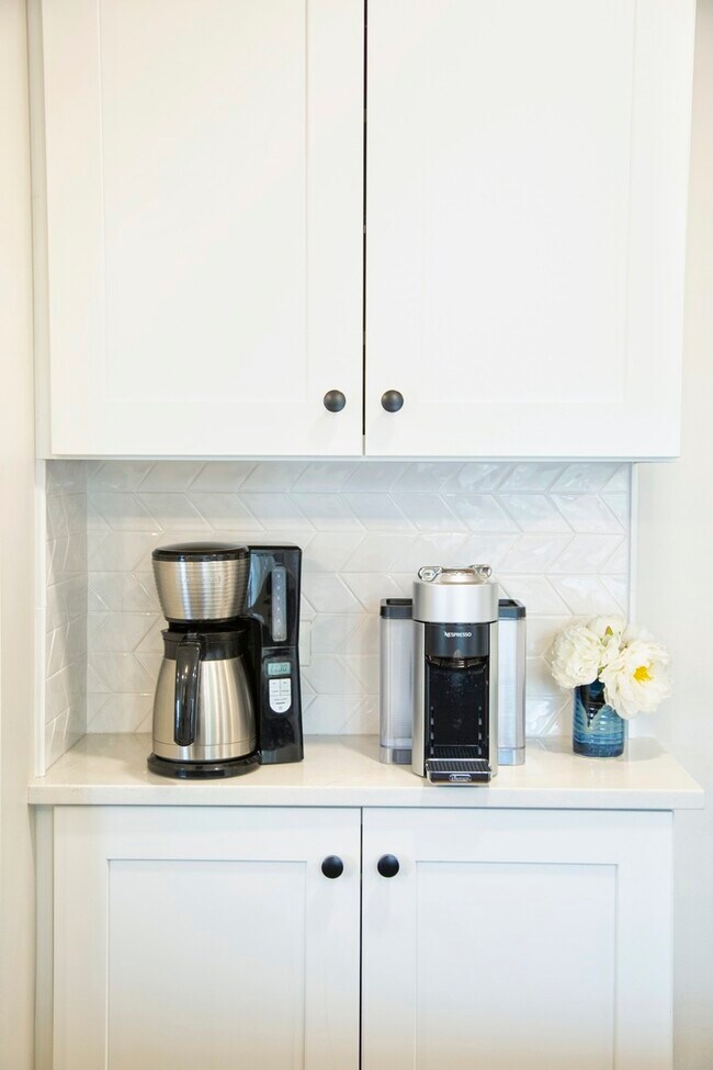 Building Photo - 2S316 Arrowhead Dr