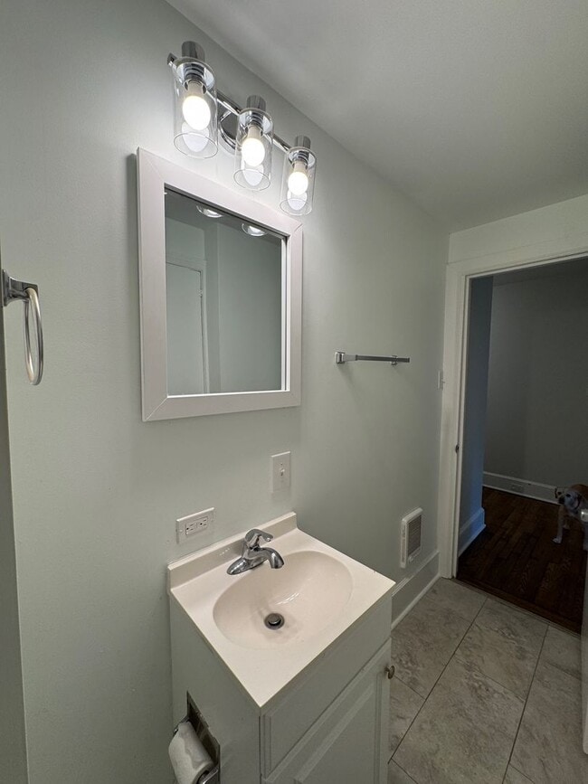 Building Photo - Central AVL - 1/1 Updated Apartment Ready ...