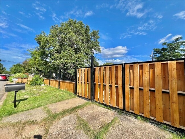 Building Photo - 6615 Galindo St