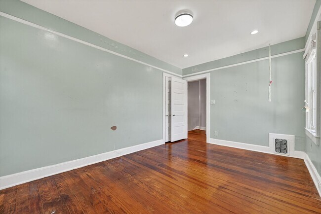 Building Photo - OPEN HOUSE on Sunday Feb 15th from 12 - 2 PM  Turn-key Ready 3 BR 1 BA in Newburgh, NY -$2700