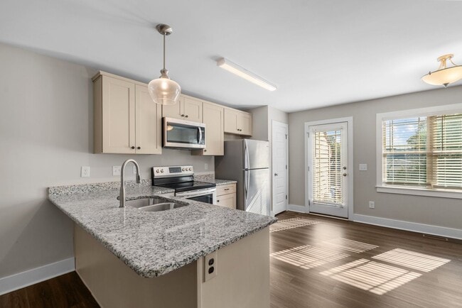 Building Photo - 2 Bedroom 2 Bathroom Town Home Close Proximity To Campbell