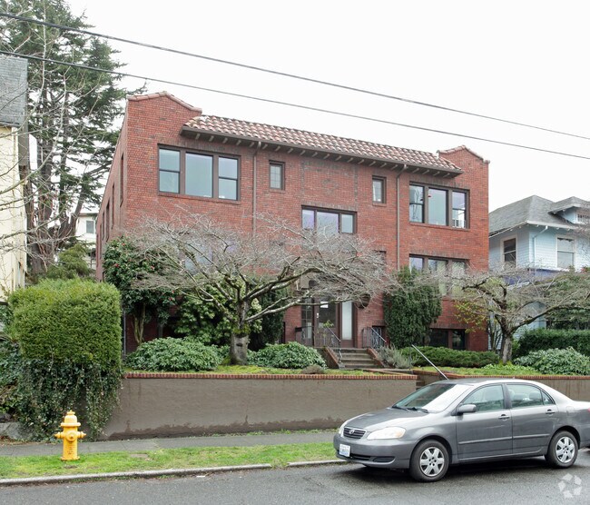 Building Photo - 2338 Franklin Ave E