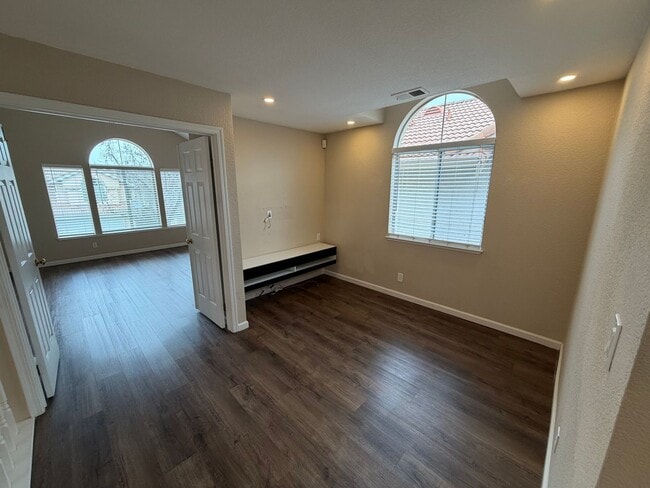 Building Photo - 3 Bed 2.5 Bath Single Family Home In Concord