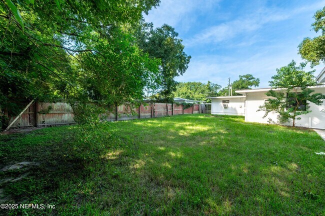 Building Photo - 777 La Marche Dr