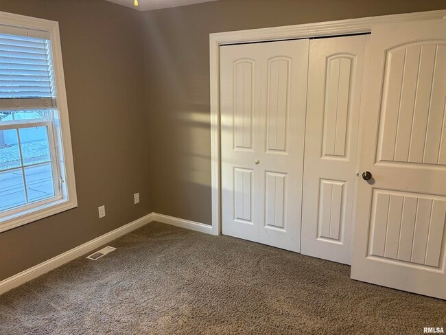 Building Photo - 2116 W Geneva Rd