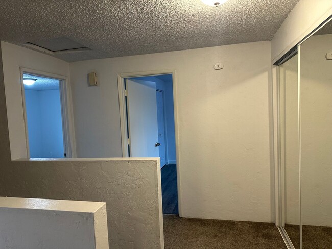 Building Photo - Large 3 bedroom 1 1/2 bathroom duplex with...