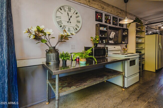 Building Photo - 353 E Thomas Rd