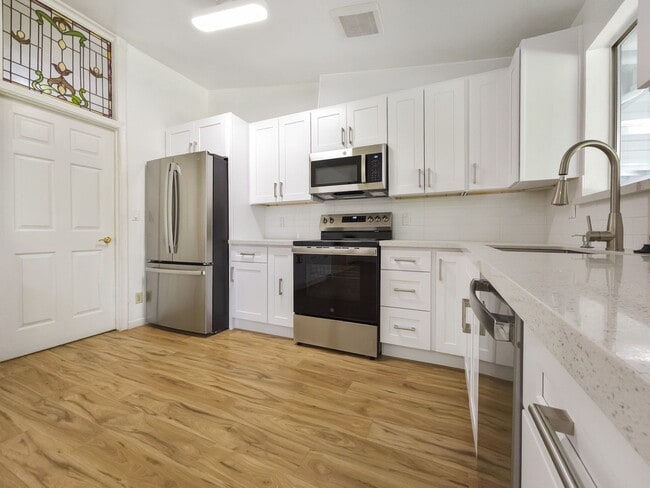Building Photo - New Kitchen!! Beautiful family home w/extr...