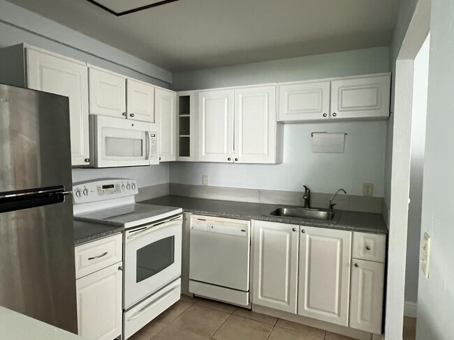 Building Photo - 631 Brittany Ct