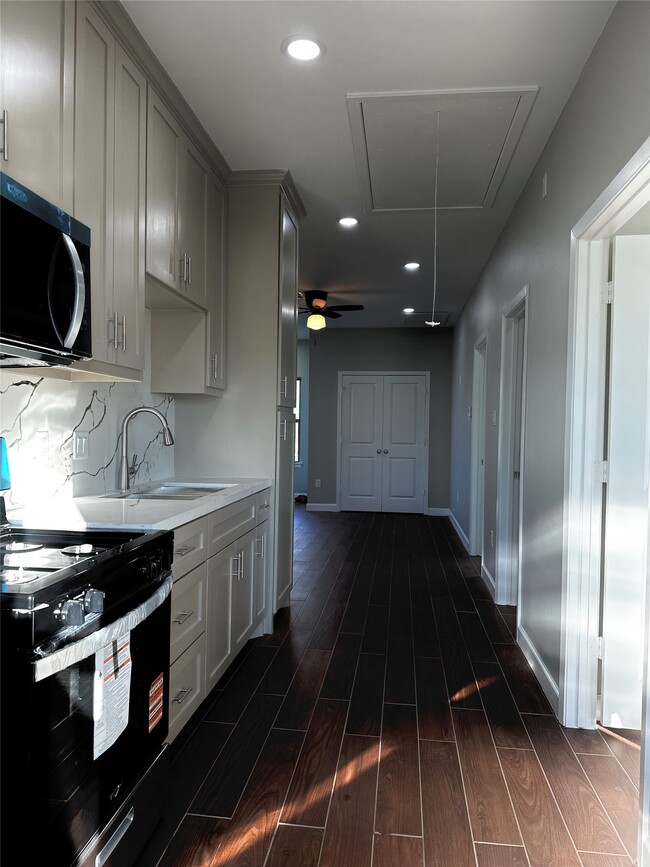 Building Photo - 8321 Coma St